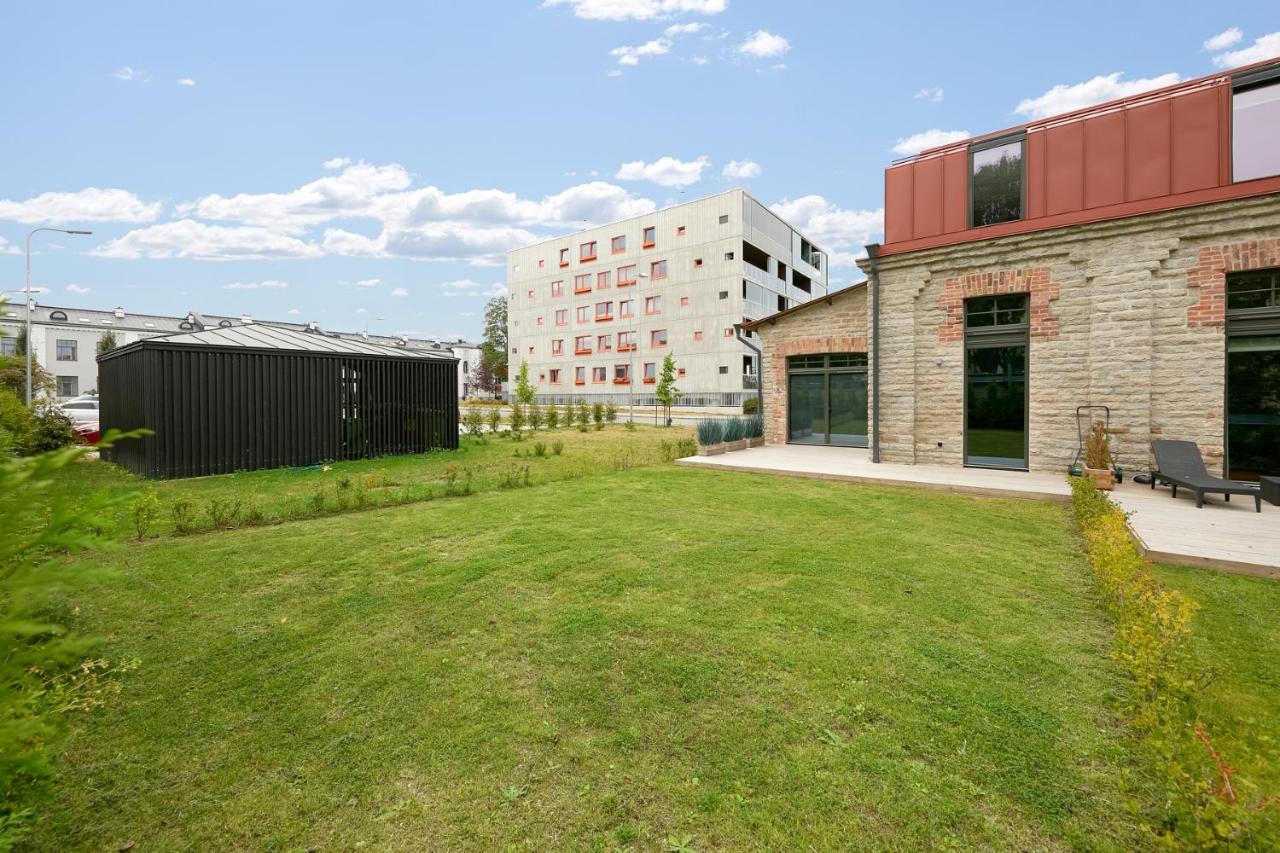 Apartamento High Ceiling Loft With Its Own Backyard And A Terrace Tallin Exterior foto